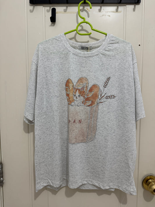 韓国ファッション かわいい動物スタイル Tシャツシリーズ | 紙袋に入った猫とフランスパン - かわいいファッションアイテム