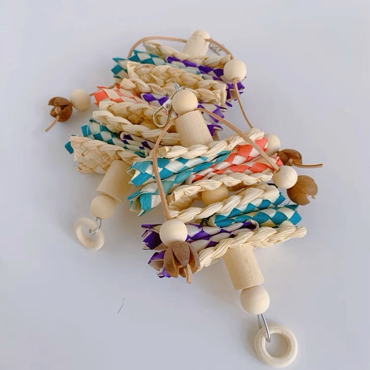 22-27cm Colourful Circus Style Natural Plant Dyed Palm Leaf Braided Chew Hanging Natural Parrot Birdie Toy for Small Medium Size Parrot Cages Accessories
