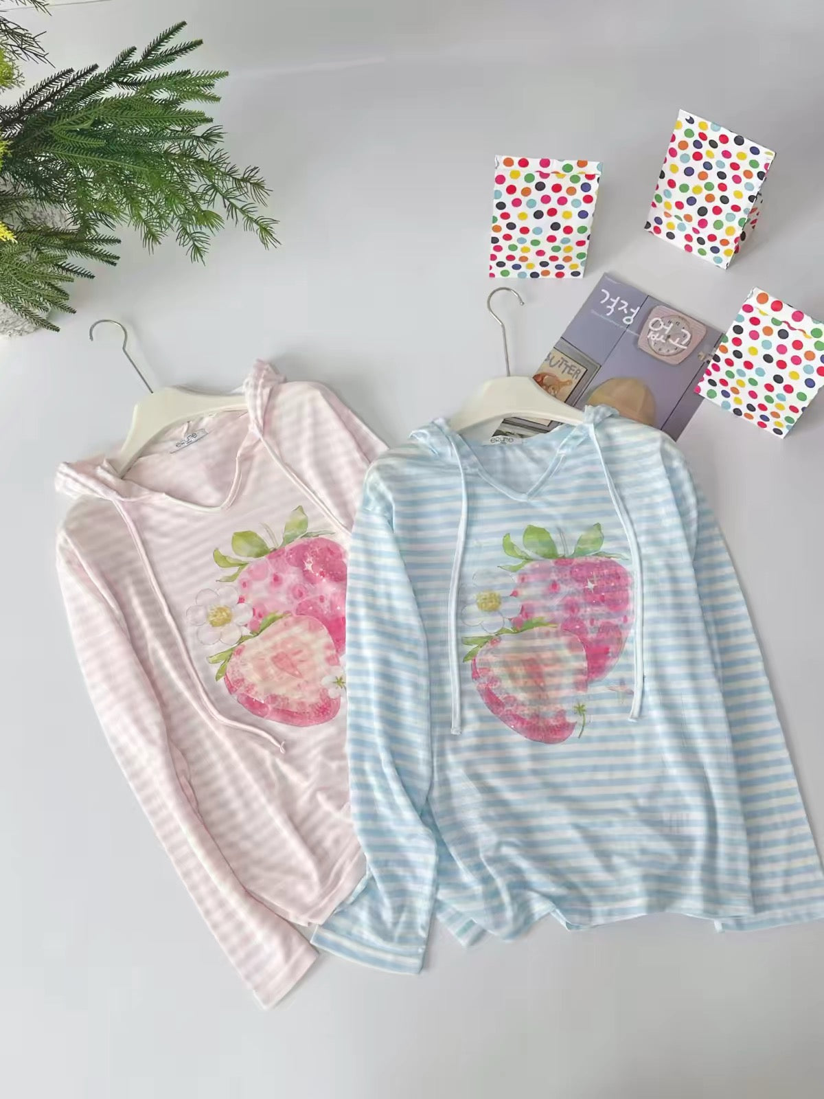 韓国ファッション かわいいフルーツ柄 長袖UVカットTシャツシリーズ | ストロベリーパーカー - カワイイファッションアイテム