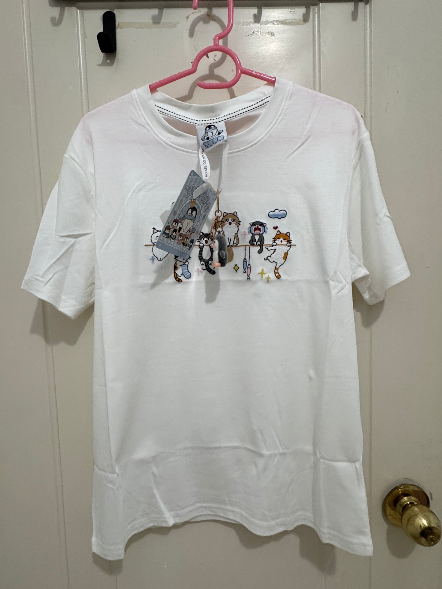 Korean Fashion Cute Animals Style T-Shirt Series | Cats Climb Up - Kawaii Fashion Items