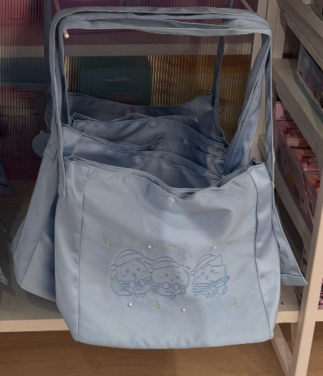 ちいかわ × MINISO ホワイトクリスマスシリーズ | ちいかわ・ハチワレ・うさぎのかわいいアイコン・ブルーショルダーバッグ - かわいい雑貨・お部屋のインテリア