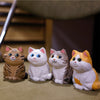 手作りのバスウッド製かわいい子猫フィギュア | 茶白グレー黄色の座る子猫 - 木彫り装飾ギフト 受注生産